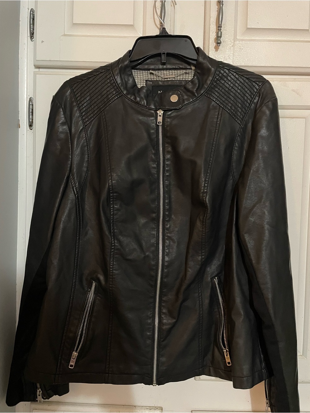 Black Rivet Women's Black Quilted-Shoulder faux Leather Moto Jacket- EUC